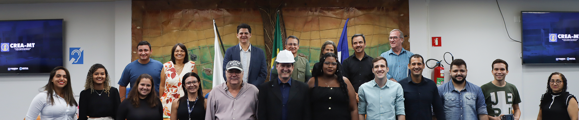 Egressos de Engenharia Civil recebem carteiras profissionais