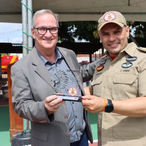 Diretor financeiro e conselheiro, Darci Lovato, recebendo a homenagem